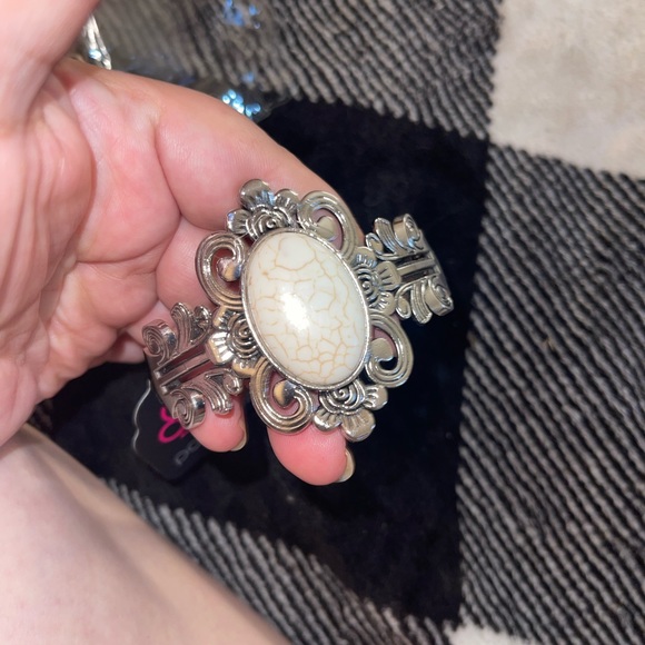 Gorgeous - Picture 2 of 2